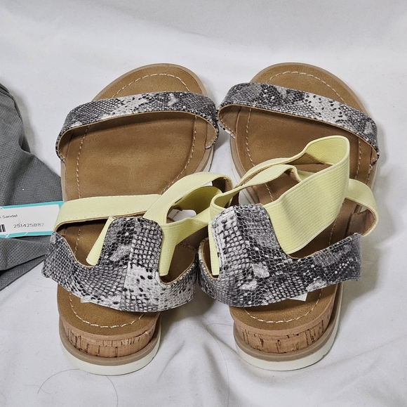 DV By Dolce Vita Flippa Wedge Sandal - Picture 2 of 4